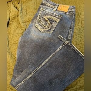Silver brand boot cut jeans size 18 33long. Cute detail on back pocket.